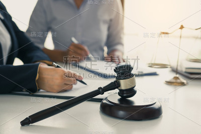 女法官目前为客户提供法律诉讼和法律咨询的建议。