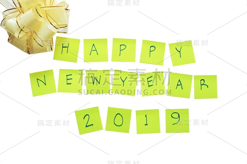 黄色的纸条写着2019年新年快乐和丝带蝴蝶结