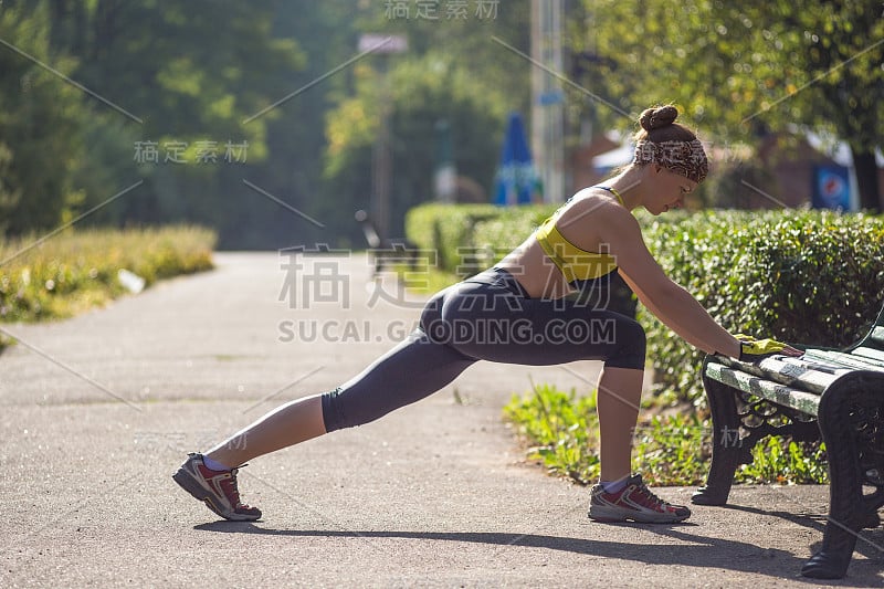 健身妇女做俯卧撑在户外交叉训练锻炼