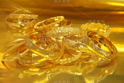 优雅的金手镯。黄色的金子。