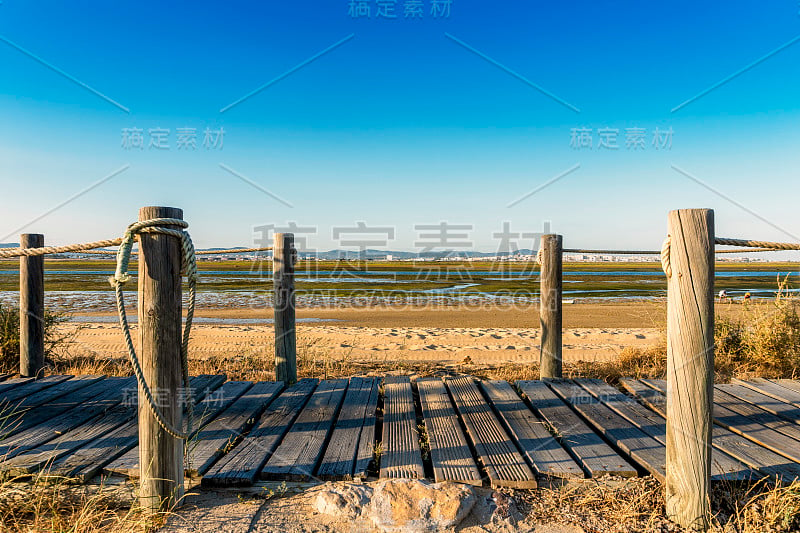 葡萄牙阿尔加维法罗海滩半岛上的福尔摩沙湿地木制步道