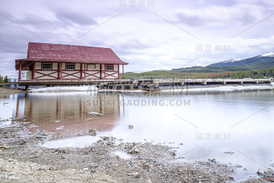 在贾斯珀国家公园，美丽的冰雪湖，船屋，红屋顶