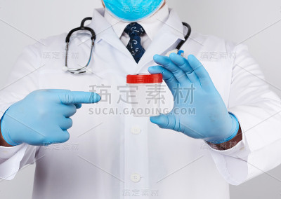 一名身穿白大褂、打着领带的男医生站立着，手里拿着一个装尿液样本的空塑料容器