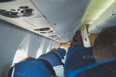 飞机内部和乘客一起。