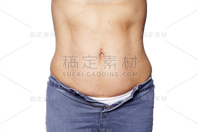 胖女人手牵着肚子上过多的脂肪。保健和女性饮食生活理念，以减少腹部和塑造健康的腹部肌肉。
