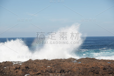 海浪拍打着海岸
