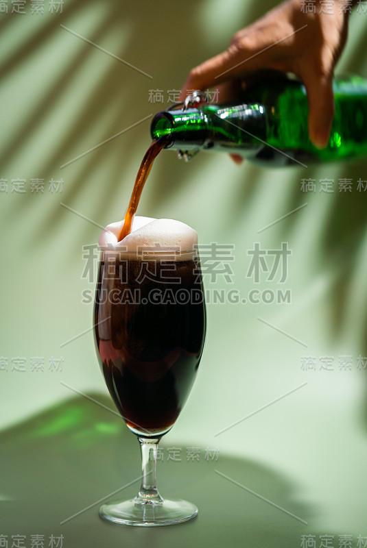 一杯黑啤酒
