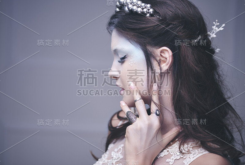 冰女王人脸的侧面图