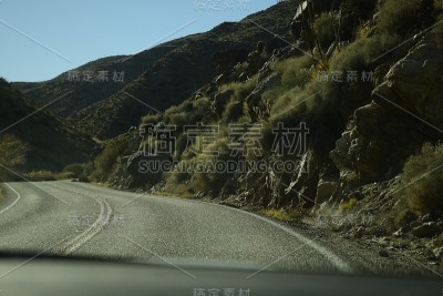 蜿蜒曲折的道路穿过田园诗般的沙漠山地景观