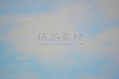 蓝色天空上的心形气球