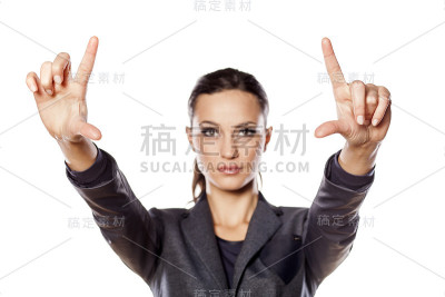 积极的商业女性用她的手指在空白
