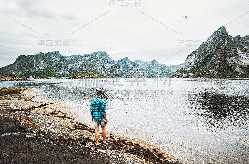 旅行生活方式情感概念夏日假期户外罗浮敦群岛斯堪的纳维亚自然