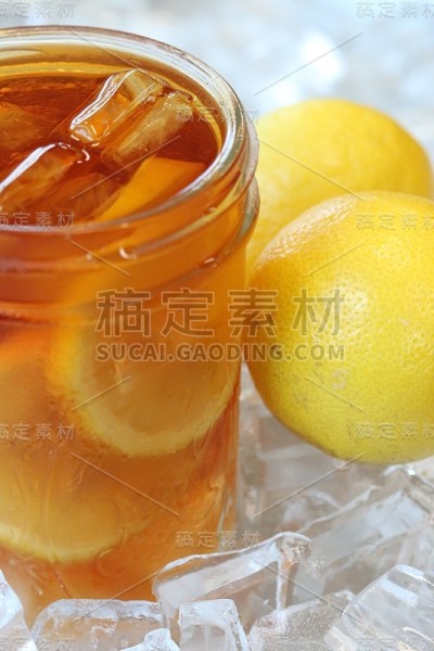 冰甜茶加两个柠檬和冰块