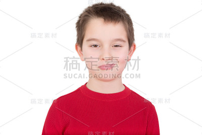 一个带着怀疑表情的小男孩
