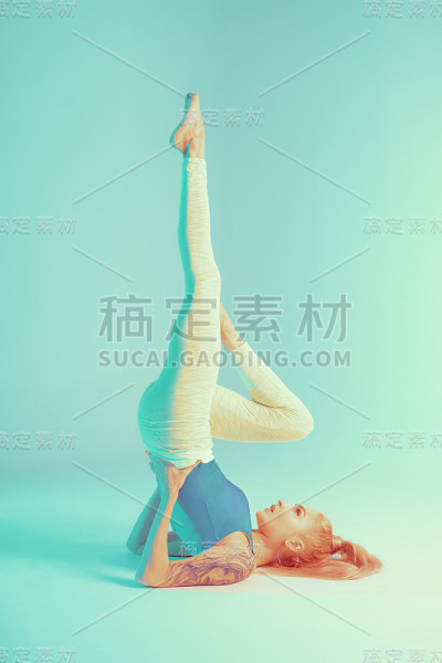 运动的年轻女子在做瑜伽练习