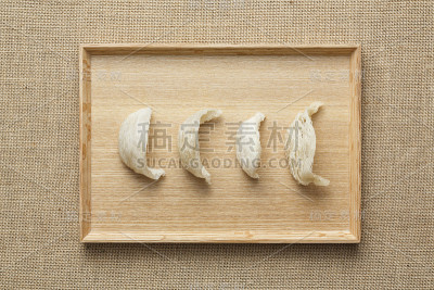 木托盘上设有四个鸟巢