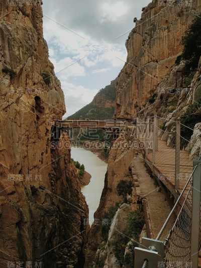 世界上最危险的小径之一“国王之路”(El Caminito del Rey)的广角人行道于2015年