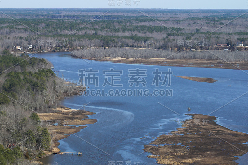 鸟瞰图的马塔波尼河沼泽地显示草地和入口，流入切萨皮克湾在弗吉尼亚州