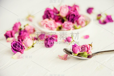 干香草花(玫瑰)在马拉喀什街头的商店，浅dof