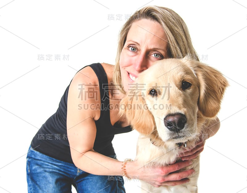 漂亮的女人和她美丽的金毛猎犬在白色的背景