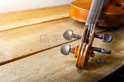 小提琴在桌子上
