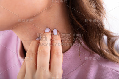 女人挠脖子