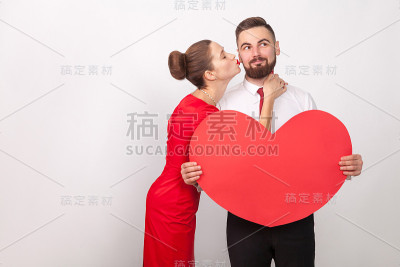 男人许愿时，微笑着，完美的女人亲吻他的脸颊