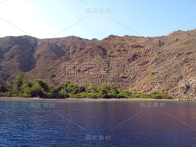 土耳其野湾海滩，群山环绕