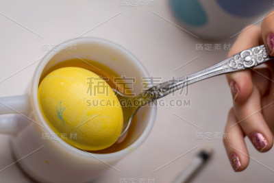 黄色的