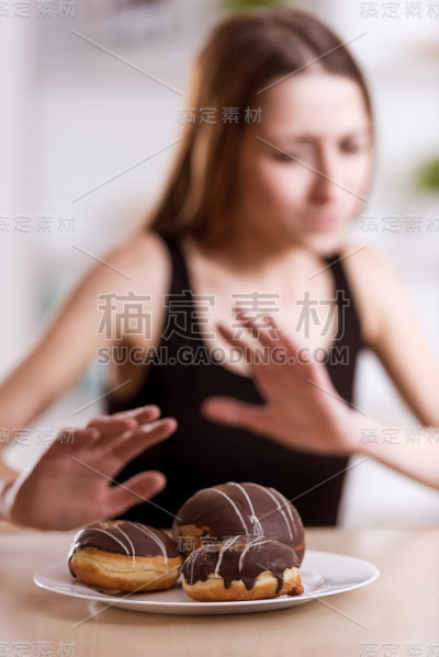 她拒绝吃东西