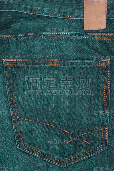 绿色牛仔裤上的皮革标签。