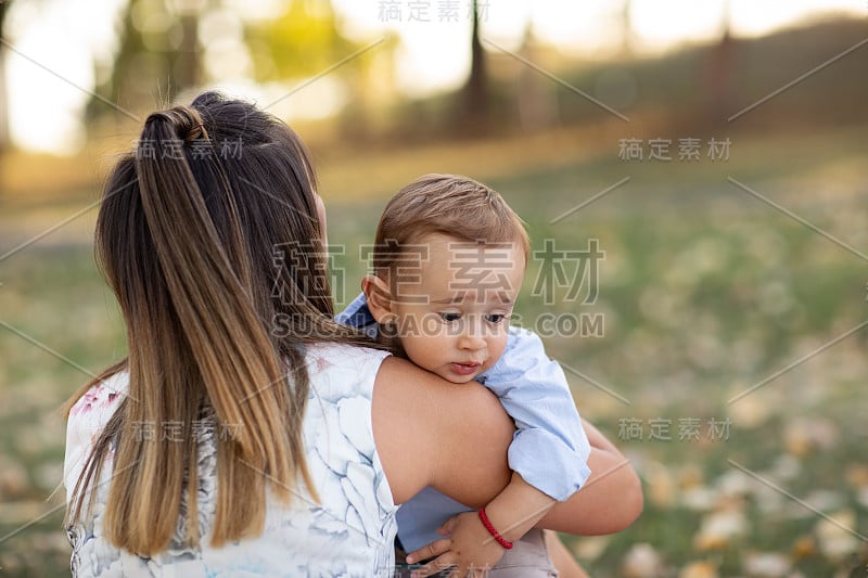 年轻的母亲和男婴在大自然中行走