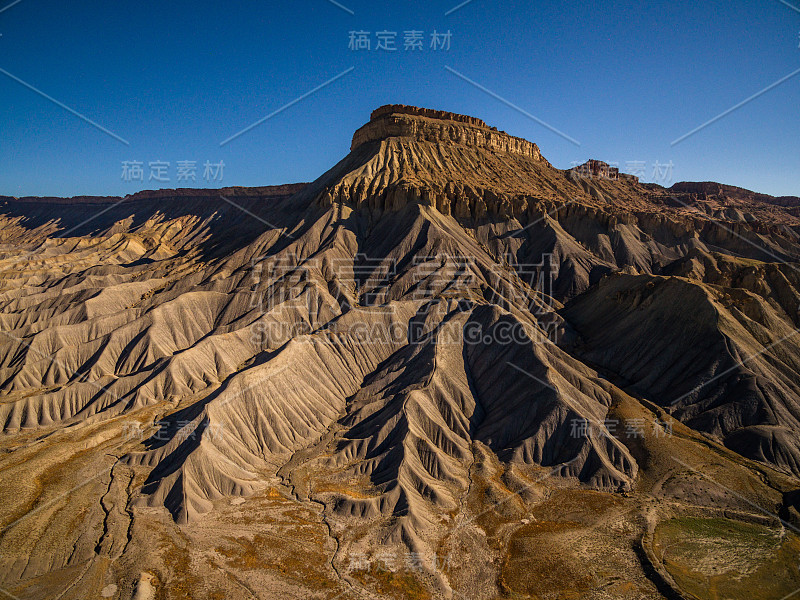 无人机/航空照片加菲尔德山。科罗拉多州落基山脉的沙漠台地