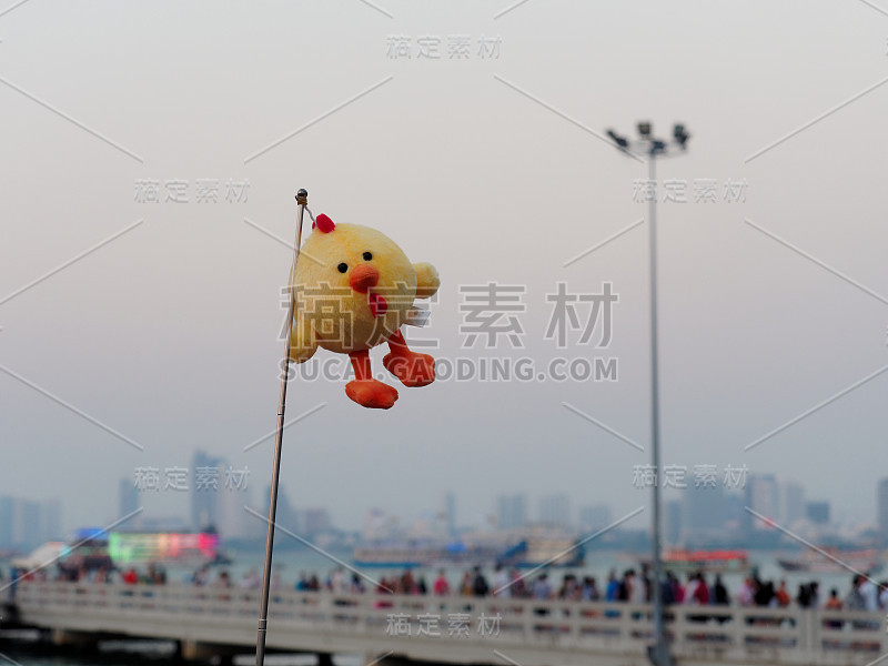 在旅游行业中用于带领旅行团成员的竿上的鸡娃娃