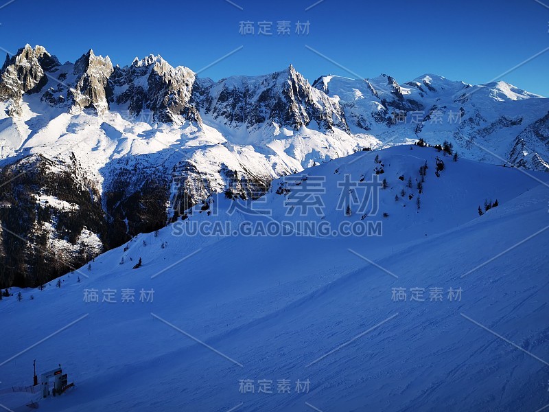 夏蒙尼勃朗峰法国山山顶滑雪滑雪板滑雪板旅行旅行者