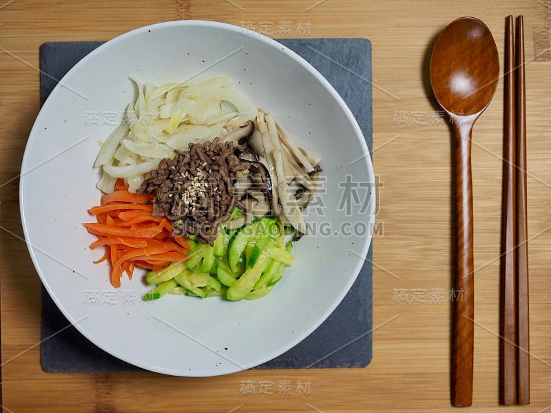 韩国食品牛肉蔬菜石锅拌饭