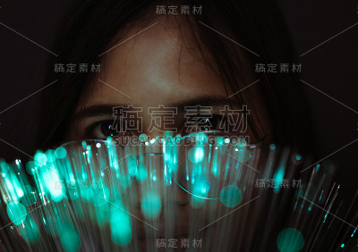 多元化的亚洲女孩透过未来的光纤技术灯光与散景效果