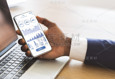 黑色经理使用手机与交易应用程序