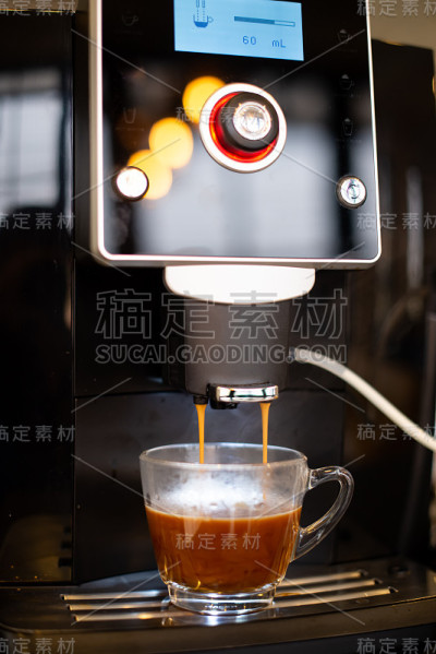 在咖啡馆里制作浓缩咖啡的专业咖啡机