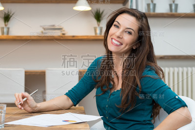 快乐的年轻女商人