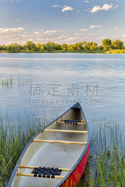 湖面上的红色独木舟准备划桨