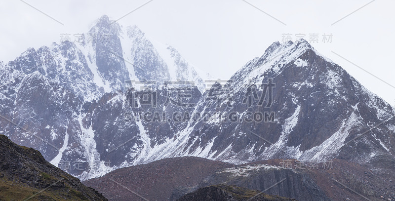 白雪覆盖的山峰在自然光下