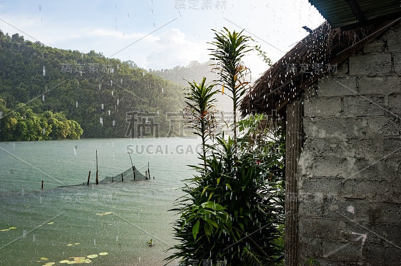 在尼泊尔的贝纳斯塔尔湖下雨