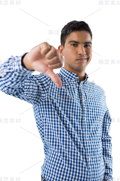 不高兴的男人的肖像显示拇指符号