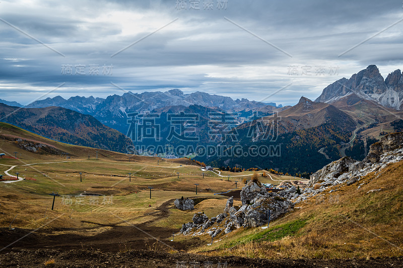 秋天高山白云石山附近的波多doi山口，特伦蒂诺，意大利。