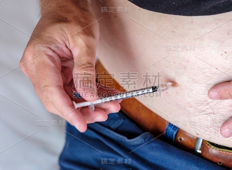 使用注射器进行注射的人