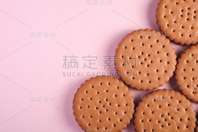 巧克力三明治饼干，奶油，甜的食物从商店，粉红色柔和的背景，俯视图