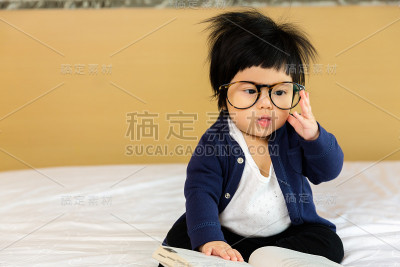 亚洲小女孩，戴着一副大眼镜