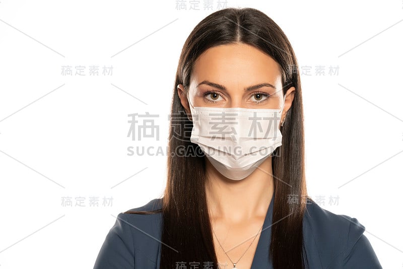 美丽的年轻女子，脸上戴着防护面具