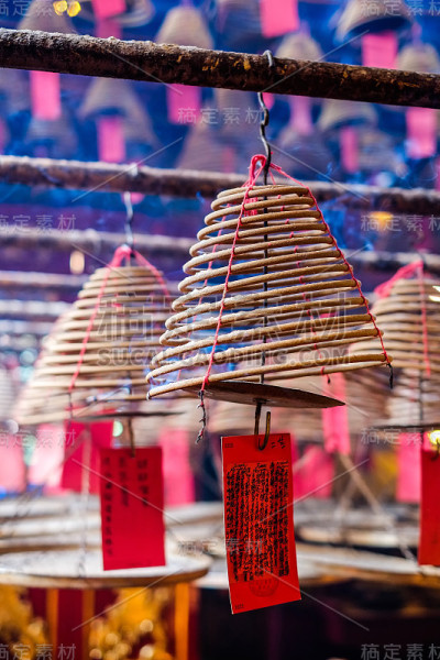 香港中国寺庙里的圆形香